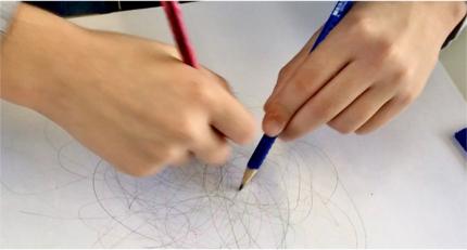 Kinder malen Linien