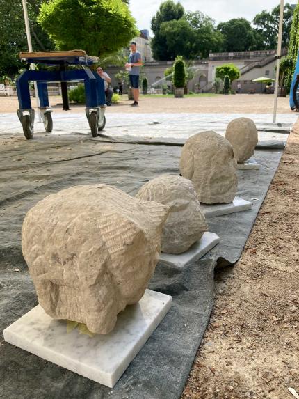 Vier Steinskulpturen im Vordergrund auf der Terasse des Körnerparks
